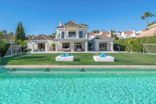 VACATION MARBELLA I Villa Milka, Frontline Golf, Giant Private Heated Pool, Close to High-end Restaurants, 8min Puerto Banus, Cine Room in Marbella