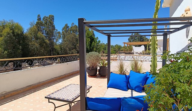 Villa 6 Chambres 3 Suites, piscine chauffée. Prix 18 pax avec petits déjeuners.