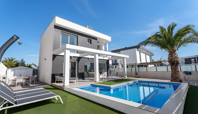 Villa 'Casa Bos Palm Tree with Pool' with Private Pool, Wi-Fi and Air Conditioning in Gran Alacant