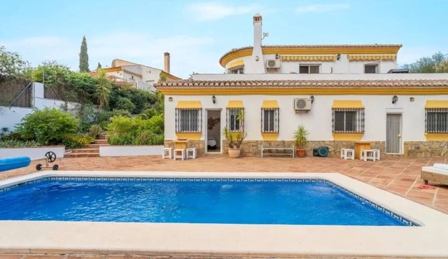 Villa 'Casa Siempre Verde' with Mountain View, Wi-Fi and Air Conditioning in Alcaucín