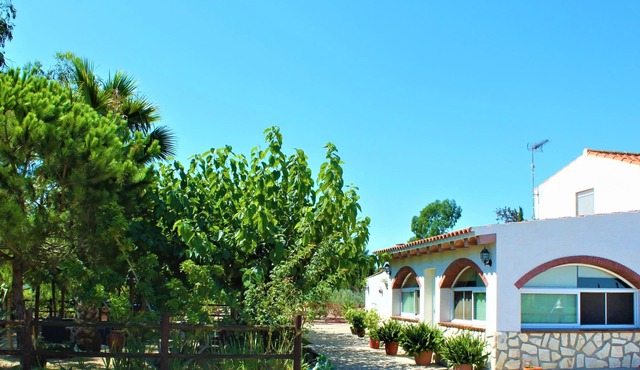 Villa Delta, 2000 m plot with pool, barbecue and private lagoon in Els Muntells