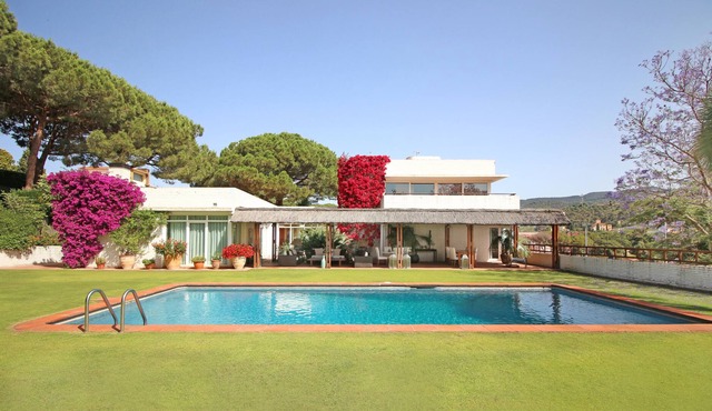 Villa Torre Blanca, at the Golf Club, 5' from the beach and 35' from Barcelona in San Andrés de Llavaneras
