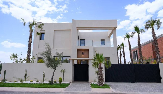 Villa exclusive à Taghazout – Piscine privée et luxe côtier
