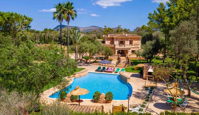 Villa 'Florentina' with Private Pool, Wi-Fi and Air Conditioning in Illes Balears