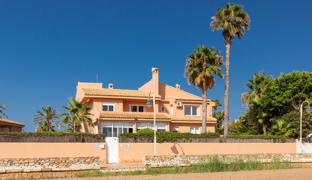 Villa 'La Gola' with Sea Views, Shared Pool and Wi-Fi in La manga