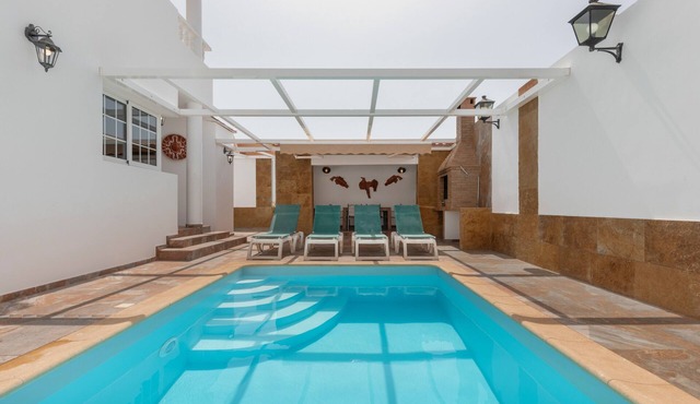 Villa 'La' with Private Pool, Barbecue, Private Terrace, and Wi-Fi in Tarajalejo
