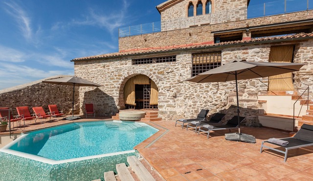 Villa Masia de Queralt with Mountain View, Pool, Garden, A/C & Wi-Fi in Plans de Sio