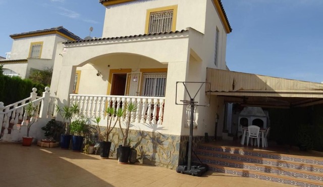Villa Mirador de los Balcones with terrace, barbecue and community pool in Torrevieja