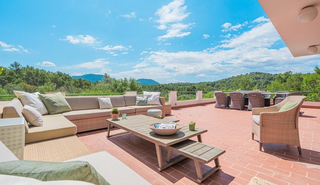 Villa 'Son Bibiloni' with Mountain View, Private Terrace and Wi-Fi in Algaida