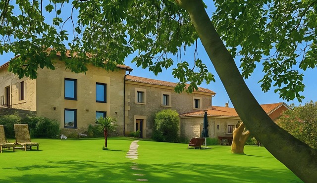 Villa Vista Ajo – 17th-Century Manor with Views, Garden, and Beach Nearby in Bareyo