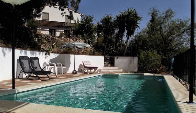 Villa with pool on a hill with fantastic distant views,with AC in the bedrooms in Cutar