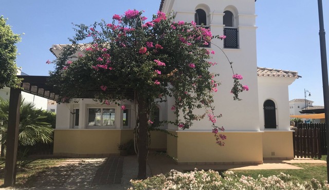 Villa with private pool on La Torre Golf Resort (5/10 min walk from town centre) in Torre-Pacheco