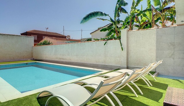 Villa with private pool, close to the beach in El Carmoli