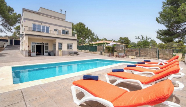 Villa with swimming pool and BBQ in the heart of nature near Valencia 25min in VC