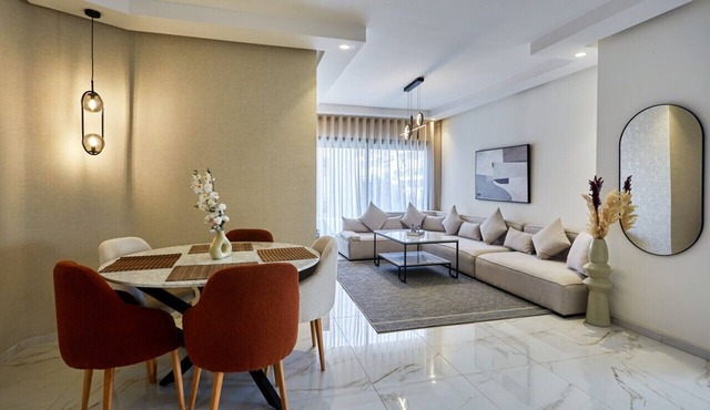 Your Home Away from Home: 2 Bed Flat W/Parking
