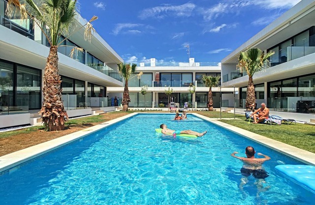 Modern, pool view, south west facing in Mar de Cristal