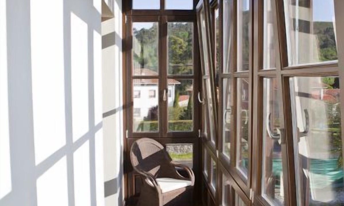 Naves Hotel | Hotel Villa Marrón