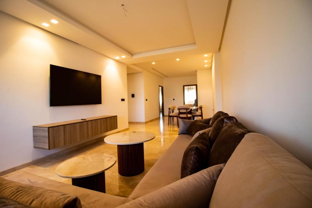 Tangier Apartment | Luxe 3-slaapkamer residentie met dakzwembad, privé parking en twee badkamers, vlak bij TGV-station Tanger en het strand