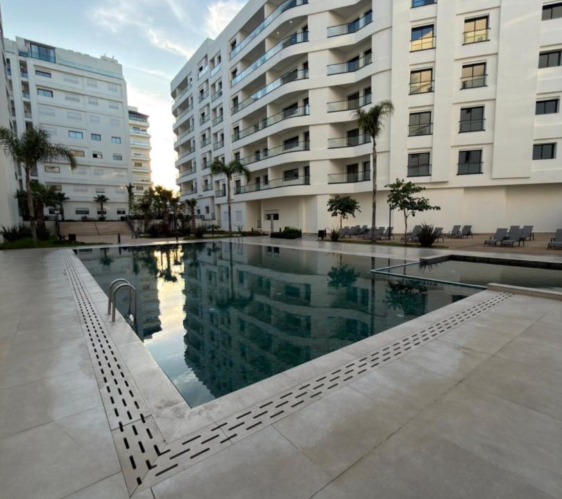Luxus Apartment | Zeer mooi afgewerkt appartement nabij het stadion met 3 moderne slaapkamers, privé parking en 3 zwembaden