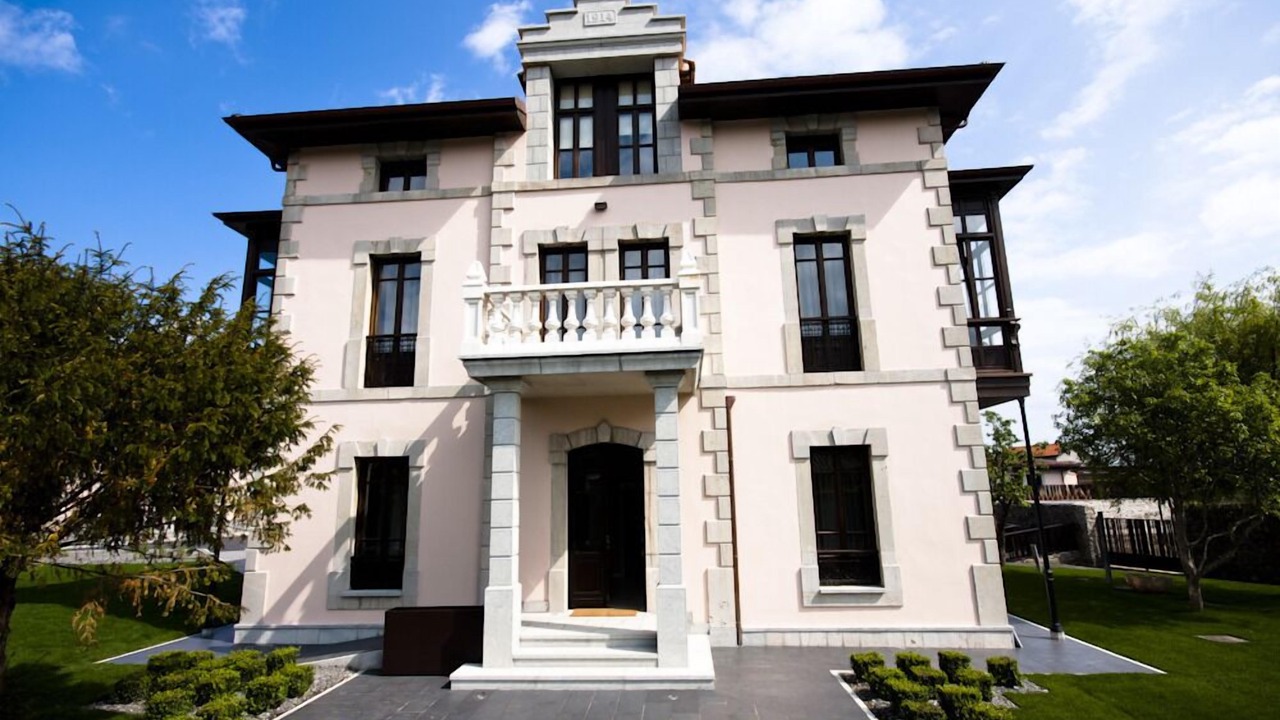 Photo of Buildings in Naves