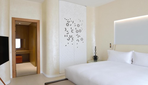 Suite, 1 King Bed, Pool View