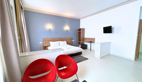 Deluxe Double Room, 1 King Bed, Private Bathroom, City View