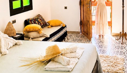 Deluxe Suite, 1 King Bed, Private Bathroom