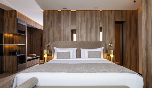 Premium Room (King, Avenue View)