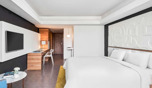 Deluxe Room, 1 King Bed, Pool View