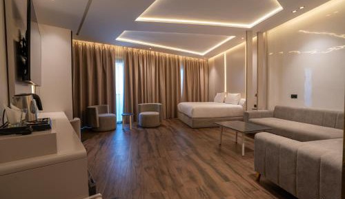 Deluxe King Suite