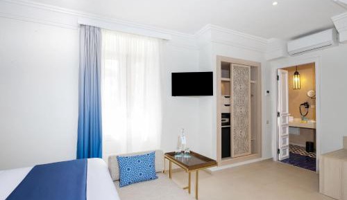 Sol Room with Balcony