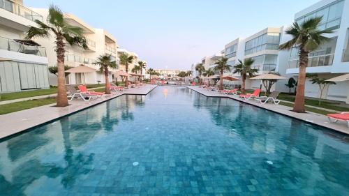 Apartment with Pool View 