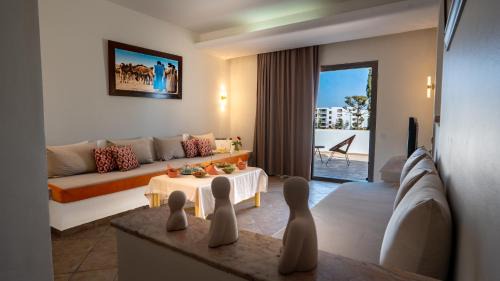 Apartment with Pool View 