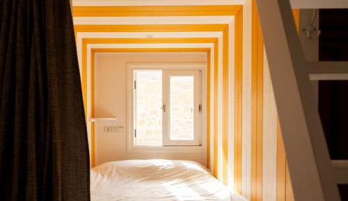 Double Bed in a Mixed Dormitory with 4 Beds