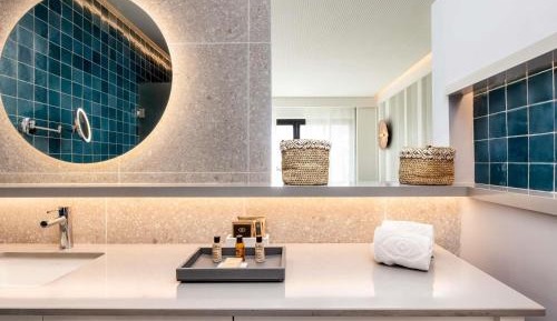 Prestige Queen Room with Partial Sea View