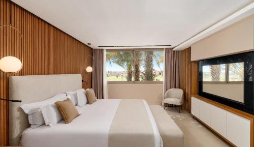 Premium Suite, King Size Bed with Garden View