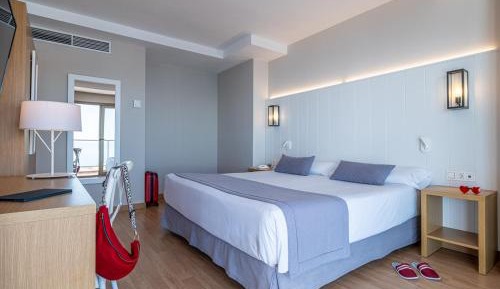 Junior Suite with Sea View (2 Adults + 2 Children)
