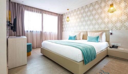 Junior Suite with Pool View