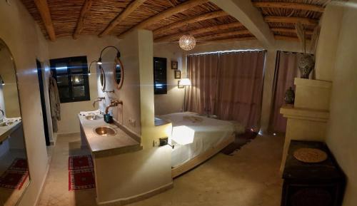 Deluxe Double Room (1 adult + 1 child)