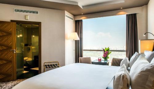 One Bedroom Suite, King Size Bed, City and Ocean View