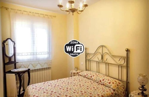 Almonacid de la Sierra Apartment | Apartment 'Habitaciones La Sierra' with Mountain View, Wi-Fi and Air Conditioning