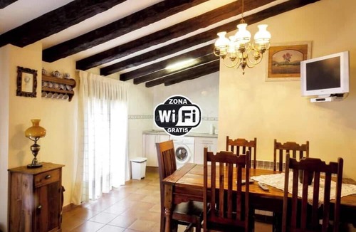 Almonacid de la Sierra Apartment | Apartment 'Habitaciones La Sierra' with Mountain View, Wi-Fi and Air Conditioning