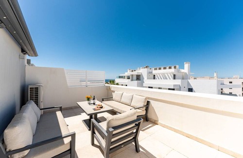 La Cala de Mijas Apartment | Apartment 'La Valvega De La Cala Lift Indoor' with Shared Pool, Wi-Fi and Air Conditioning