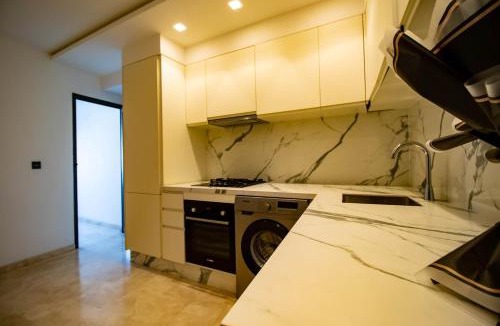 Tangier Apartment | Luxe 3-slaapkamer residentie met dakzwembad, privé parking en twee badkamers, vlak bij TGV-station Tanger en het strand