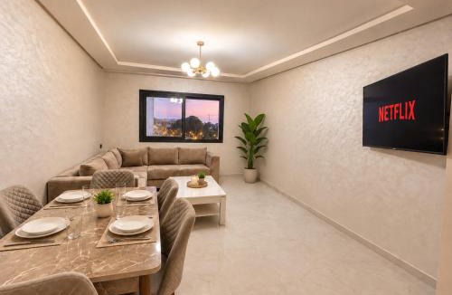 Luxus Apartment | Family 3-Bedroom, 2-bathroom Private Parking, Near Beach & Medina