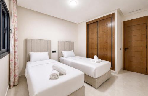 Luxus Apartment | Family 3-Bedroom, 2-bathroom Private Parking, Near Beach & Medina