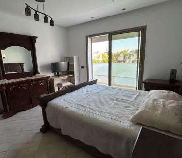 Skhirat Plage Villa | Villa en bord de mer avec jardins, piscines et résidence sécurisée