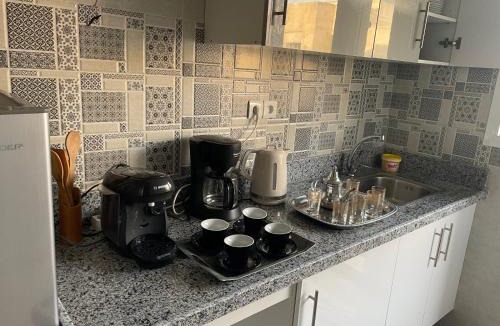Gueznaia House | Chambre privée -A- 3mn de l'aéroport, 33mn à pied