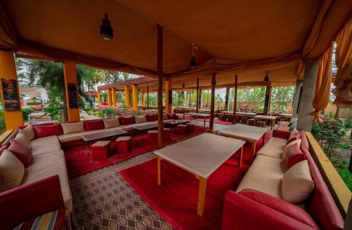 Lalla Takarkoust Hotel | Domaine Couleurs Berbères, Piscine, Vue Atlas, Bivouac & Expériences à Lalla Takerkoust