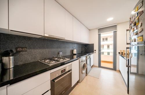 Casablanca Apartment | VIVASTAY Casablanca - Élégant 2 Chambres CFC avec Piscine et Salle de Sport